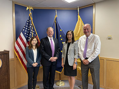 Director Jacko Tsang (second right) and Deputy Director Emily Ng (left) the Hong Kong Economic and Trade Office in San Francisco posed for a picture with Mr Dave Bronson, Mayor of Anchorage (second left) and Mr Greg Wolf, Executive Director of World Trade Center Anchorage (right) after a meeting at the Mayor’s office on June 15. Director Jacko Tsang (second right) and Deputy Director Emily Ng (left) the Hong Kong Economic and Trade Office in San Francisco posed for a picture with Mr Dave Bronson, Mayor of Anchorage (second left) and Mr Greg Wolf, Executive Director of World Trade Center Anchorage (right) after a meeting at the Mayor’s office on June 15.