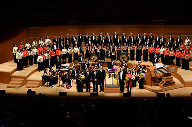 “A Musical Journey” concert at Walt Disney Concert Hall in Los Angeles was a highlight of the celebratory activities hosted by the Hong Kong Economic and Trade Office, San Francisco.  Pictured here with the Hong Kong Oratorio Society (HKOS) and Voices of the Valley (VOV) after the concert are (front row from left) Ms Stephanie Chan, Musical Director of Voices of the Valley; Mr Clement Leung, Hong Kong Commissioner for Economic and Trade Affairs, USA; Mr Liu Jian, Consul General of the People’s Republic of China in Los Angeles; Mr Ivanhoe Chang, Director of the Hong Kong Economic and Trade Office, San Francisco; Prof Chan Wing Wah, Music Director of Hong Kong Oratorio Society; and Dr Sonia Ng, Lyrics writer of ‘Symphony No. 8: This Boundless Land’.  The piece was composed by Prof Chan Wing Wah and performed by the 100-member choir from HKOS and VOV at the concert.