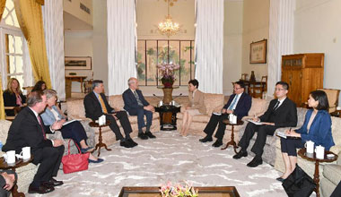 The Chief Executive, Mrs. Carrie Lam (fourth right), accompanied by the Acting Secretary for Commerce and Economic Development, Dr. Bernard Chan (second right), met with the visiting Co-Chairs of the Congressional US-China Working Group (USCWG), Mr. Rick Larsen (fourth left) and Mr. Darin LaHood (third left), and four members of the USCWG at Government House on March 18.