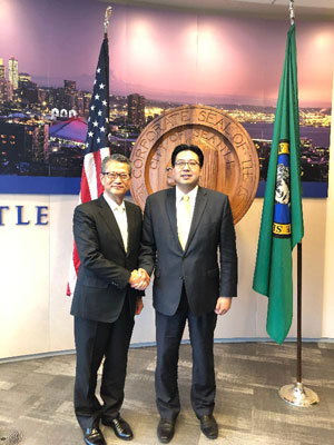 The Financial Secretary, Mr Paul Chan (left) meets with the Senior Deputy Mayor of Seattle, Mr Michael Fong, in Seattle.