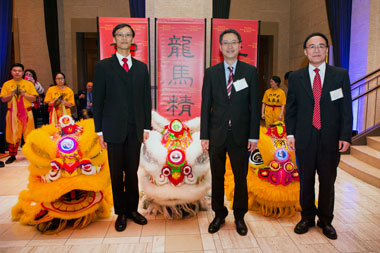 Director of the Hong Kong Economic and Trade Office, San Francisco, Mr Ivanhoe Chang (left); Hong Kong Commissioner for Economic and Trade Affairs, USA, Mr Eddie Mak (centre); and Consul General of the People’s Republic of China in San Francisco, Mr Wang Donghua (right) are pictured with the lion dance troupe at the Spring Reception in San Francisco on February 4.